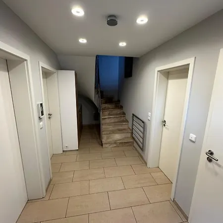 Stadtvilla In 7 Personen 3 Schlafzimmer 2 Baeder Garten Und Terrasse Zentral Gelegen Messe Innenstadt Seen