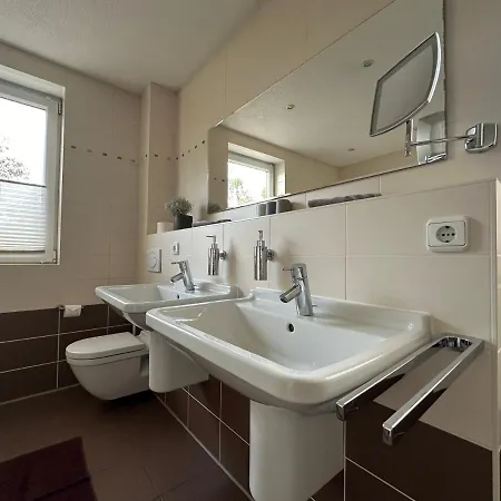 Stadtvilla In 7 Personen 3 Schlafzimmer 2 Baeder Garten Und Terrasse Zentral Gelegen Messe Innenstadt Seen Leipzig