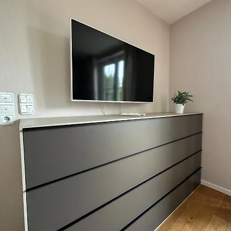 Villa Stadtvilla In 7 Personen 3 Schlafzimmer 2 Baeder Garten Und Terrasse Zentral Gelegen Messe Innenstadt Seen *