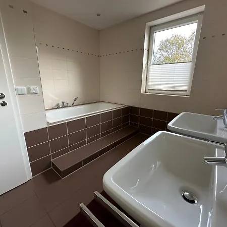 Stadtvilla In 7 Personen 3 Schlafzimmer 2 Baeder Garten Und Terrasse Zentral Gelegen Messe Innenstadt Seen Villa