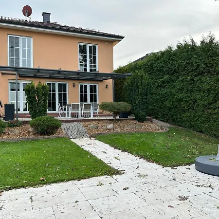 Stadtvilla In 7 Personen 3 Schlafzimmer 2 Baeder Garten Und Terrasse Zentral Gelegen Messe Innenstadt Seen Villa
