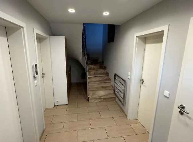 Stadtvilla In 7 Personen 3 Schlafzimmer 2 Bäder Garten Und Terrasse Zentral Gelegen Messe Innenstadt Seen