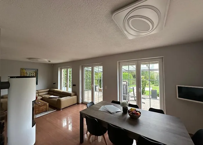 Stadtvilla In 7 Personen 3 Schlafzimmer 2 Bäder Garten Und Terrasse Zentral Gelegen Messe Innenstadt Seen *