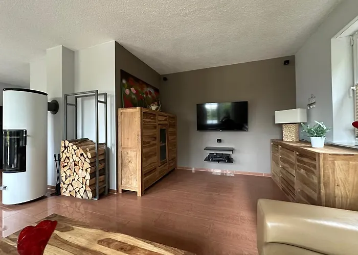 Villa Stadtvilla In 7 Personen 3 Schlafzimmer 2 Bäder Garten Und Terrasse Zentral Gelegen Messe Innenstadt Seen