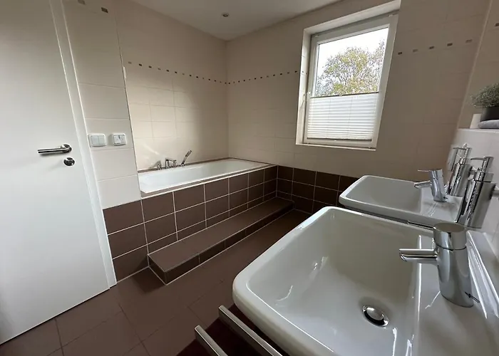 Stadtvilla In 7 Personen 3 Schlafzimmer 2 Bäder Garten Und Terrasse Zentral Gelegen Messe Innenstadt Seen Villa