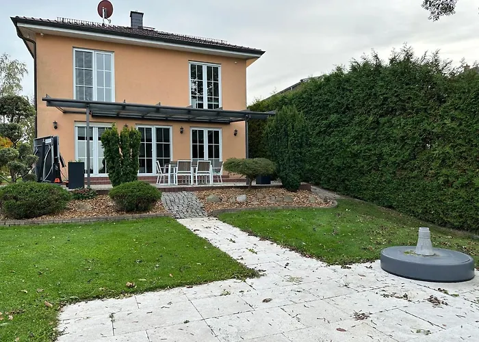 Stadtvilla In 7 Personen 3 Schlafzimmer 2 Bäder Garten Und Terrasse Zentral Gelegen Messe Innenstadt Seen Villa