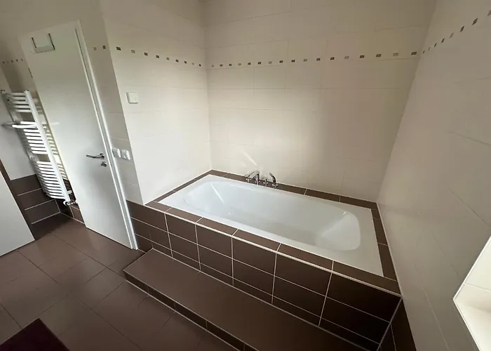 Stadtvilla In 7 Personen 3 Schlafzimmer 2 Bäder Garten Und Terrasse Zentral Gelegen Messe Innenstadt Seen *