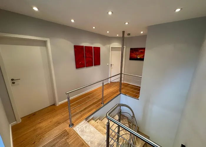 Villa Stadtvilla In 7 Personen 3 Schlafzimmer 2 Bäder Garten Und Terrasse Zentral Gelegen Messe Innenstadt Seen