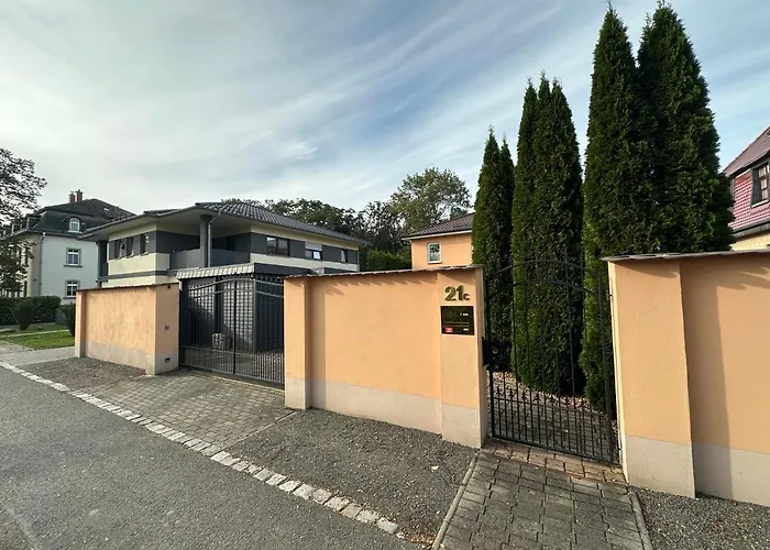 Stadtvilla In 7 Personen 3 Schlafzimmer 2 Bäder Garten Und Terrasse Zentral Gelegen Messe Innenstadt Seen