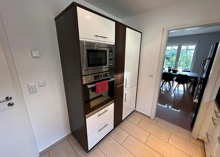 Stadtvilla In 7 Personen 3 Schlafzimmer 2 Bäder Garten Und Terrasse Zentral Gelegen Messe Innenstadt Seen Villa