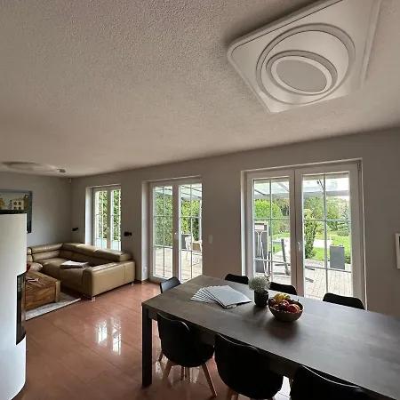 Stadtvilla In 7 Personen 3 Schlafzimmer 2 Baeder Garten Und Terrasse Zentral Gelegen Messe Innenstadt Seen *