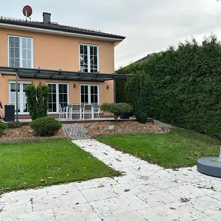 Stadtvilla In 7 Personen 3 Schlafzimmer 2 Baeder Garten Und Terrasse Zentral Gelegen Messe Innenstadt Seen فيلة