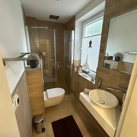 Stadtvilla In 7 Personen 3 Schlafzimmer 2 Baeder Garten Und Terrasse Zentral Gelegen Messe Innenstadt Seen Leipzig