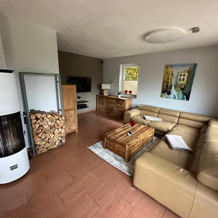 Stadtvilla In 7 Personen 3 Schlafzimmer 2 Baeder Garten Und Terrasse Zentral Gelegen Messe Innenstadt Seen *