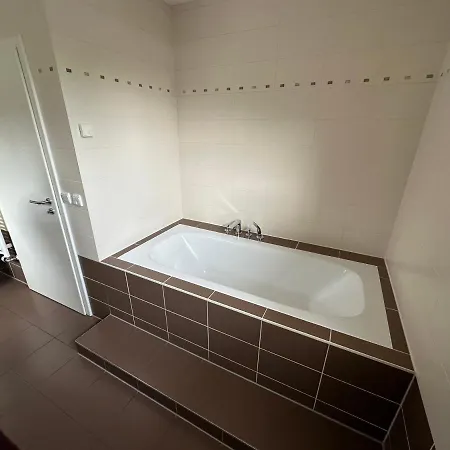 Stadtvilla In 7 Personen 3 Schlafzimmer 2 Baeder Garten Und Terrasse Zentral Gelegen Messe Innenstadt Seen *