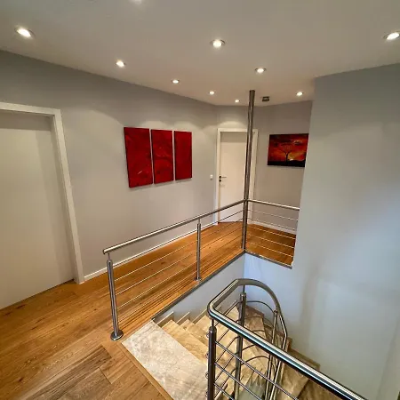 Villa Stadtvilla In 7 Personen 3 Schlafzimmer 2 Baeder Garten Und Terrasse Zentral Gelegen Messe Innenstadt Seen