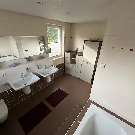 Stadtvilla In 7 Personen 3 Schlafzimmer 2 Baeder Garten Und Terrasse Zentral Gelegen Messe Innenstadt Seen لبسيا