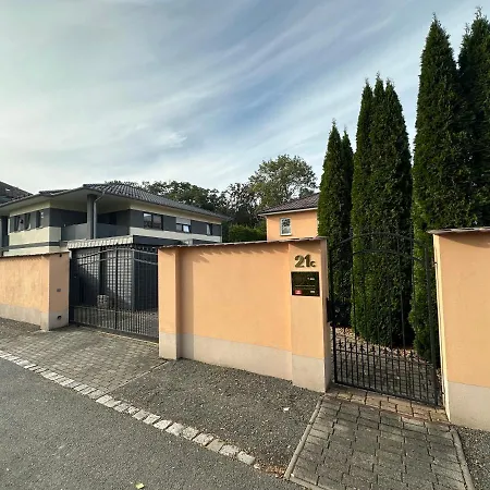 Stadtvilla In 7 Personen 3 Schlafzimmer 2 Baeder Garten Und Terrasse Zentral Gelegen Messe Innenstadt Seen