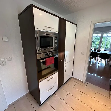 Stadtvilla In 7 Personen 3 Schlafzimmer 2 Baeder Garten Und Terrasse Zentral Gelegen Messe Innenstadt Seen فيلة